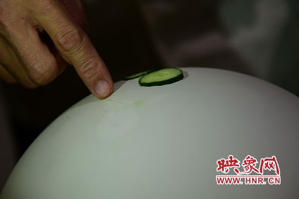 在面團氣球上切菜。