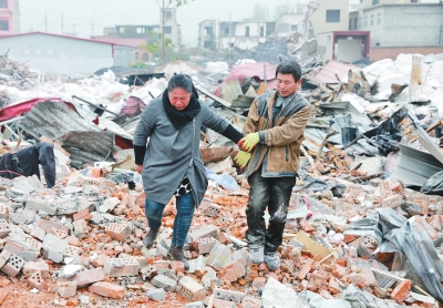 腳下是曾經(jīng)的公司，王琳夫婦內(nèi)心十分悲痛