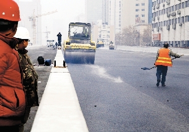 昨日農(nóng)業(yè)路高架第八標段已經(jīng)開始鋪設瀝青。