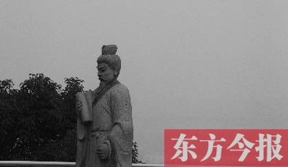 23日，從中原福塔基座平臺看向世紀(jì)歡樂園的景象