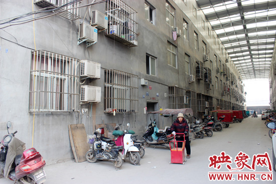 三棟居民樓沒有任何手續(xù)，沒有房產(chǎn)證，售價超級低。