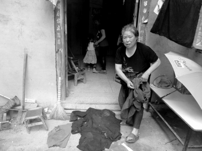 侯見志的母親拿出老伴受傷時穿的血衣。京華時報記者鄭羽佳攝