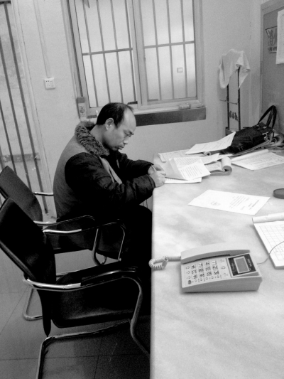 侯見志在看守所中簽署上訴書。律師供圖