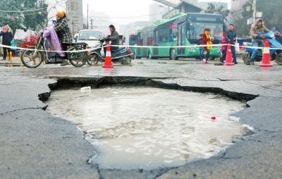 　路面陷了個大坑，下面是自來水公司的主管道。