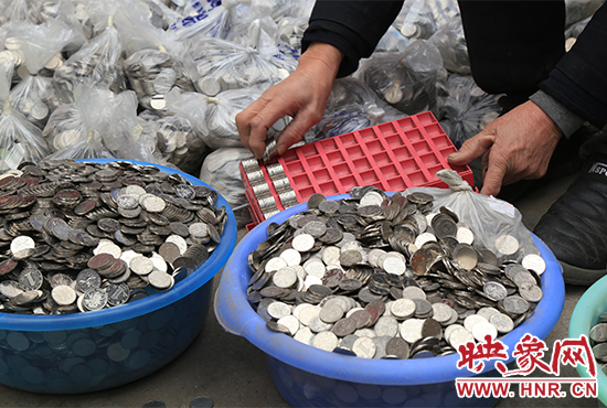 這筆“巨資”大部分已被員工清點(diǎn)好，都是1元硬幣，每500元用一小袋裝起來。