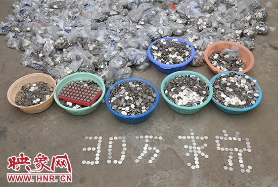 據(jù)負(fù)責(zé)清點(diǎn)“巨資”的張大爺介紹，這筆“巨資”積攢了兩個月左右，有30萬左右，重達(dá)3000多斤。