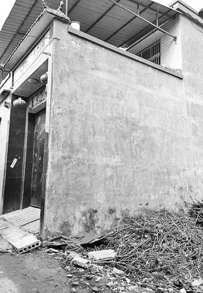 李曉陽跳下來的位置位于家里的二樓平臺(tái)上，距離地面五六米高。