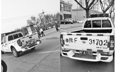 鶴壁市兩輛城管執(zhí)法車被拍到車身噴的號碼與牌照不符。