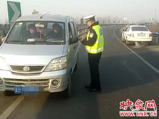 2月3日，一名男子因錯過了路口不顧自身安全竟然在高速上逆行，被焦作高速交警逮個正著。