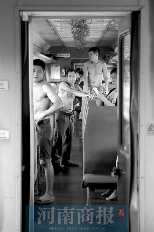 中伏天體驗綠皮車 223斤乘務(wù)員兩個半月瘦53斤