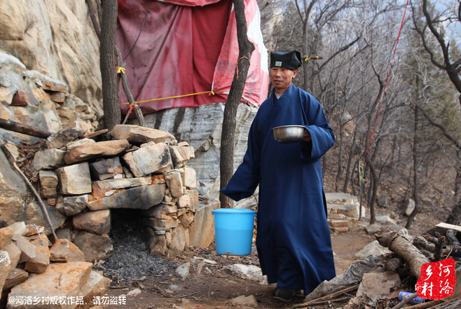 崔道長(zhǎng)原籍東北，兩年前還只是一個(gè)普通的農(nóng)民工，領(lǐng)著交往了半年的女朋友，住進(jìn)了工棚。工棚里人員復(fù)雜，一次偶然的機(jī)會(huì)，他發(fā)現(xiàn)女朋友似乎和工頭有染，求證的過(guò)程中，挨了揍。