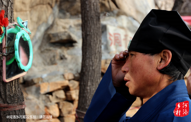 在一個(gè)下著雨的傍晚，他的行李被兩個(gè)五大三粗的壯漢，扔出了工棚。他于是一路南下，沿路打聽(tīng)著少林寺，來(lái)到登封，打算學(xué)得一兩手功夫，回去報(bào)仇。在少林寺附近徘徊數(shù)日，因無(wú)人引薦，花光了身上所有的錢(qián)，也沒(méi)能進(jìn)入少林寺。