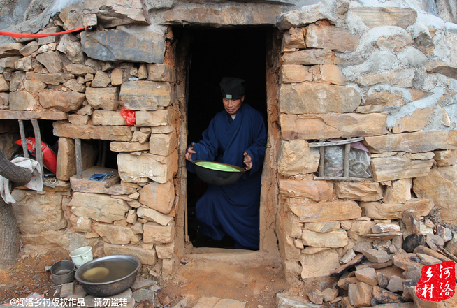 老崔走投無(wú)路中，跟著一個(gè)在嵩山后山修行的道士上了山，找了個(gè)半山腰前人堆砌出來(lái)的石屋安身。