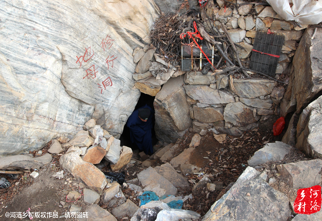 老崔說(shuō)，以前就經(jīng)常半夜做夢(mèng)，夢(mèng)到女?huà)z娘娘在召喚自己。上山以后，居住附近，竟然真的有一個(gè)地母洞，也不知是誰(shuí)供奉了女?huà)z娘娘的神像，后來(lái)這兒似乎成了老崔的獨(dú)家道場(chǎng)。