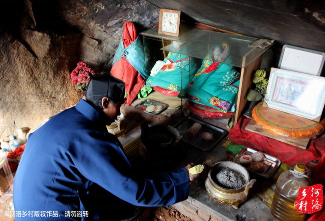 山上很少見(jiàn)到陌生人，所有的出家人也都有自己的生活。誦經(jīng)焚香，成了老崔的日常。