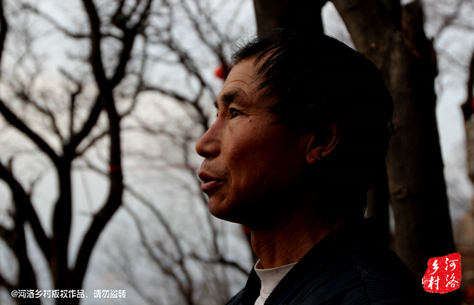 不過(guò)老崔對(duì)鄰居卻有著十分的不屑，平日里他們的生活，主要是自己種植的蔬菜和野菜，偶爾有山下香客的供奉。而鄰居卻經(jīng)常揀一些驢友丟棄的物品，飲料瓶，塑料紙，或者其它的物品。