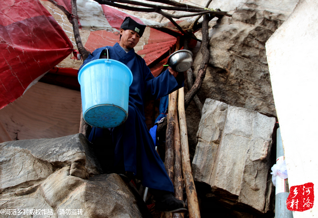 老崔居住的地方?jīng)]有通電，有了手機(jī)之后，就多了一項(xiàng)差事，隔天需要下山找地方給手機(jī)充電。一年多來(lái)，經(jīng)常上山下山，加上誦經(jīng)燒香，老崔的身體硬朗了很多，山路上行走，甚至比途經(jīng)的驢友更加迅速。