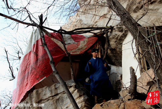 那個(gè)打斷老崔肋骨的道友搬走了，此刻半山腰只剩下老崔一個(gè)人，除了山下的香客，也只有偶爾登山的驢友路過(guò)。老崔一副面帶微笑的慈祥模樣，也贏得香客好感，有山下香客邀請(qǐng)他春節(jié)下山過(guò)年，老崔有些糾結(jié)，對(duì)于香客的邀請(qǐng)，是去還是不去呢？