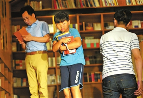 鄭州圖書館每天2萬(wàn)人來(lái)讀書 從早到晚座無(wú)虛席