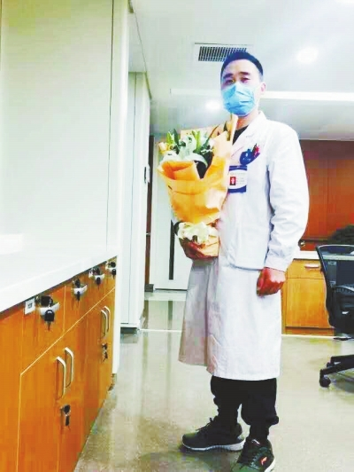 王運(yùn)明時(shí)常收到患者送來的花束，談起救人，他說都是身為醫(yī)生應(yīng)該做的。