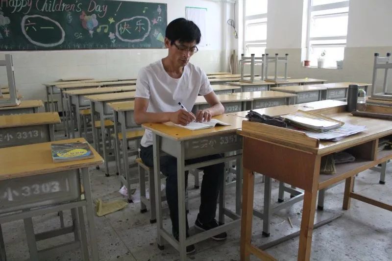 高考考點設(shè)在小學網(wǎng)友擔心桌椅矮 教體局回應(yīng)