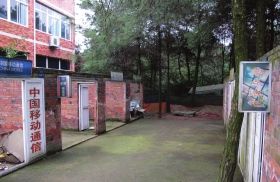 緊挨鐵山坪基地，有一條“迷你”街道，雖然簡(jiǎn)陋，但尚未拆去的店鋪名稱顯出了曾經(jīng)的“繁華”。組圖/記者倪志剛