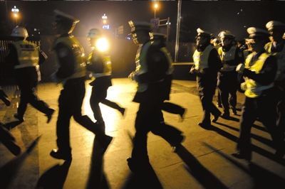 ▲涼山警方連夜出擊打拐。本報(bào)記者歐陽(yáng)曉菲攝