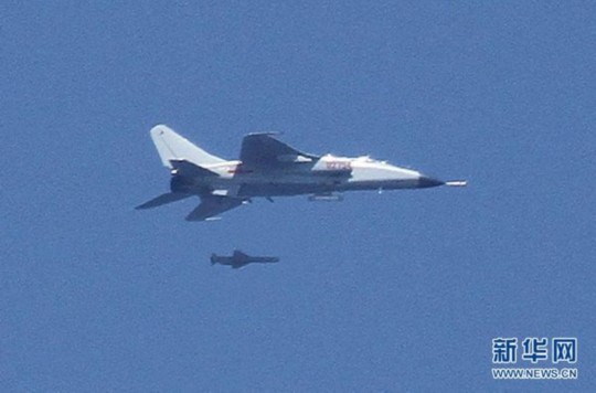 資料圖：中國飛豹戰(zhàn)機發(fā)射導(dǎo)彈，精確打擊海上目標。