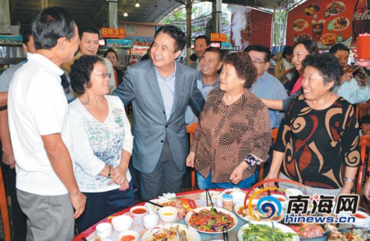 1月1日，省委書記、省人大常委會主任羅保銘在三亞調(diào)研。圖為在三亞春園海鮮大排檔，羅保銘來到用餐的游客中間，了解他們在三亞的旅游感受，并認真聽取大家的意見和建議。本報記者 王凱 攝