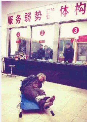 1月7日23點(diǎn)50分，長沙市救助管理站大廳，一名老年流浪者躺在擔(dān)架上，無助地看著記者。