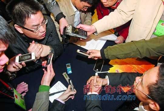 咨詢問政會上，記者的錄音設備遍布臺面。南都記者 馮宙鋒 攝