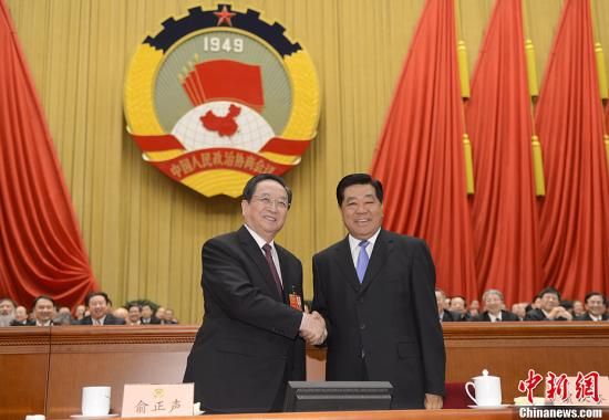 3月11日下午，全國政協(xié)十二屆一次會議在北京人民大會堂舉行第四次全體會議，俞正聲當選政協(xié)第十二屆全國委員會主席。圖為政協(xié)第十一屆全國委員會主席賈慶林和俞正聲握手，表示祝賀。中新社發(fā) 廖攀 攝