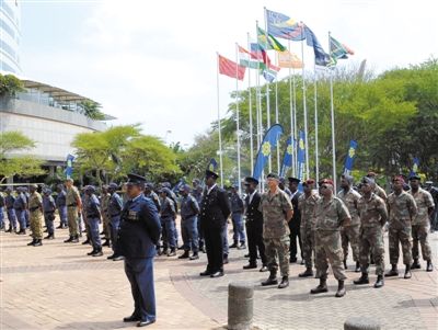 3月23日，南非警員參加德班峰會(huì)安保動(dòng)員會(huì)。為確保峰會(huì)安全，南非政府從全國抽調(diào)3000名警察加強(qiáng)安保。 新華社發(fā)