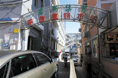 昨日，從事活禽宰殺的許某確認(rèn)為感染H7N9禽流感確診病例，其所工作的南京江寧區(qū)東新農(nóng)貿(mào)市場仍正常營業(yè)