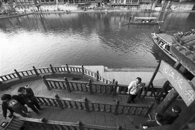 16日，湖南省長沙市，連日來，鳳凰景區(qū)游客稀少，商戶收入減少。