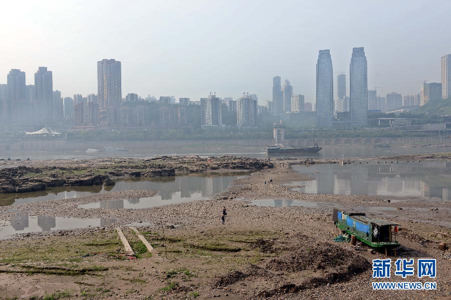 長江重慶段水域大片江灘裸露(5月4日攝)。