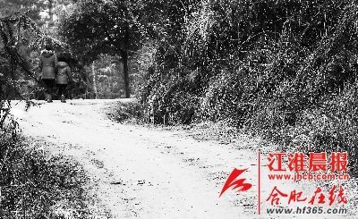 2月21日，媽媽帶著小雪離開了村子。 晨報(bào)記者 高博 攝