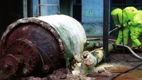 5月19日，中鹽湖南株洲化工集團(tuán)有限公司廠區(qū)，消防戰(zhàn)士穿著重型防化服對(duì)泄漏點(diǎn)及周圍進(jìn)行處置。圖/讀者高先生