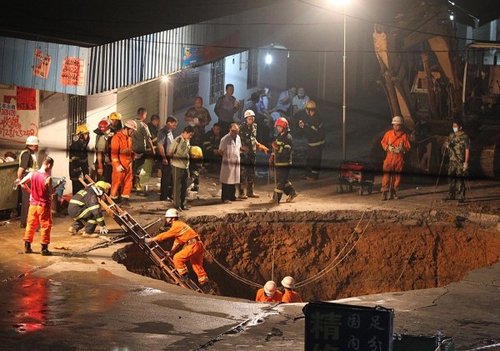 　圖為救援人員正在搜救。