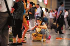 5月26日，武廣高鐵長沙南站，因為高鐵設備故障，滯留了大量旅客。圖/記者李坤