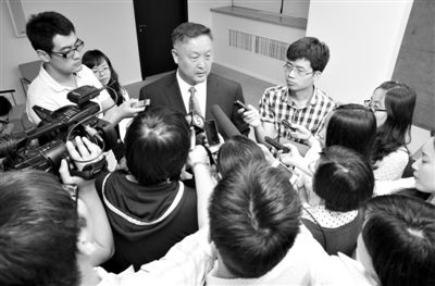 6月5日，商務部新聞辦公室召開“中歐光伏產(chǎn)品貿(mào)易摩擦”專題發(fā)布會。發(fā)布會結(jié)束后，中國機電產(chǎn)品進出口商會會長張鈺晶接受記者采訪。新京報記者