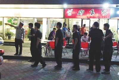 6月13日晚10點，朝陽區(qū)國美第一城附近，一名城管隊員帶領(lǐng)一隊協(xié)管例行巡查街邊大排檔。新京報記者 尹亞飛 攝