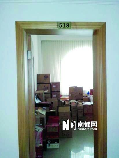 　江蘇靖江市工商局餐廳倉庫里被爆堆滿了高檔酒。