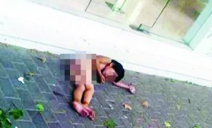 大熱天，小女孩赤身躺在馬路上