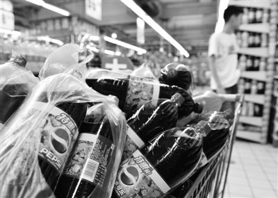 昨日，浙江省杭州市，在一家超市里拍攝到的百事可樂。近日，百事可樂再次遭遇“致癌風(fēng)波”。圖/CFP