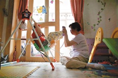 6月14日，未婚媽媽于軍的家里，她正在陪女兒悅悅玩耍。悅悅4歲了，因為沒有爸爸的信息而始終上不了戶口。