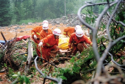 昨日，消防隊(duì)員在四川省都江堰市中興鎮(zhèn)三溪村滑坡現(xiàn)場運(yùn)送遇難者遺體。新華社記者 薛玉斌 攝