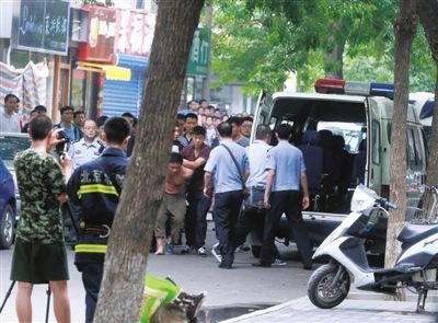 女童安全獲救后，嫌疑人被制服并由民警押出餐館。新華社發(fā)