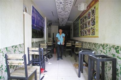 發(fā)生女童劫持事件的面館，事后現(xiàn)場一片狼藉。新京報記者 周崗峰 攝