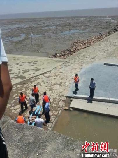 圖為網(wǎng)友@龍眼看新聞提供的溺水事故救援現(xiàn)場(chǎng)。 網(wǎng)友@龍眼看新聞 攝